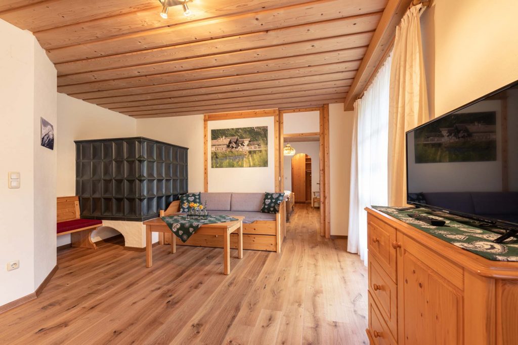 Der Kachelofen im Appartement Süd sorgt für angenehme wärme in Ihrem Winterurlaub im Biochalet Märkl in Kärnten.